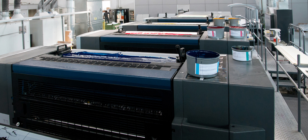 CMYK - Druckwerke und Farbwerke einer Offsetdruckmaschine von oben
